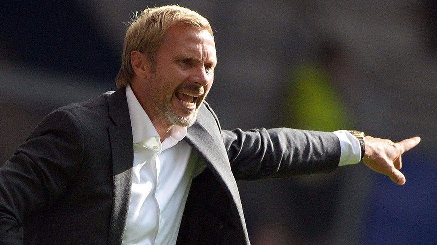 epa04772826 FILE - A file picture dated 31 August 2013 shows the then Hamburg coach Thorsten Fink during a German Bundesliga soccer match between SV Hamburg and Eintracht Braunschweig in Hamburg, Germ ...