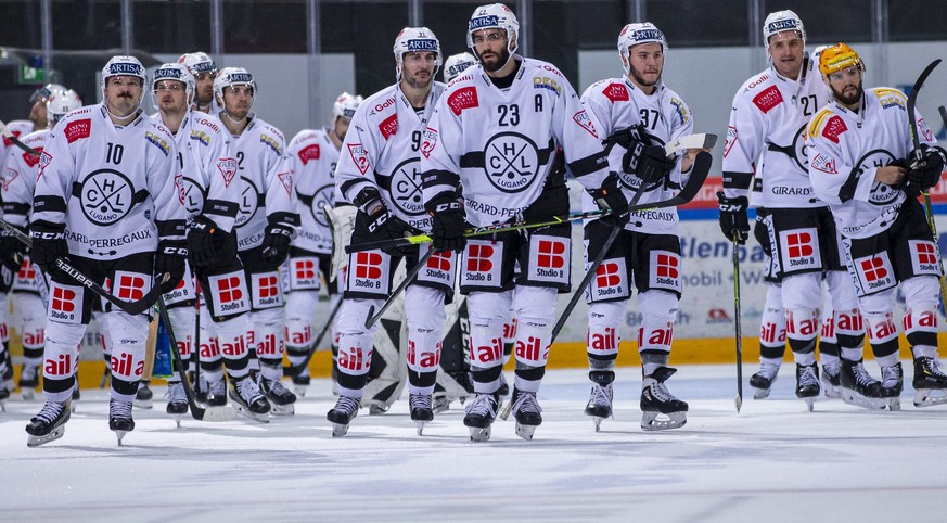 Die Spieler des HC Lugano mit Alessio Bertaggia (#10), Julian Walker (#91), Giovanni Morini (#23), Elia Riva (#37), Alessandro Chiesa (#27) und PostFinance Top Scorer Luca Fazzini auf dem Weg in die G ...