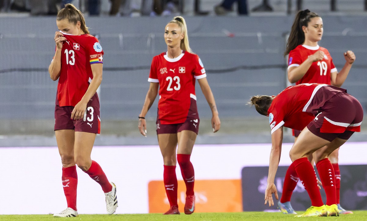 Switzerland's Midfielder Lia Waelti, left, Switzerland's Forward Alisha Lehmann, 2nd right, Switzerland's Defender Julia Stierli, 2nd right, and Switzerland's Forward Svenja Foelml ...