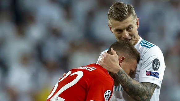 epa06705487 Real Madrid&#039;s Toni Kroos (R) consoles Bayern Munich&#039;s Joshua Kimmich (L) after the UEFA Champions League semi finals second leg match between Real Madrid and Bayern Munich at San ...