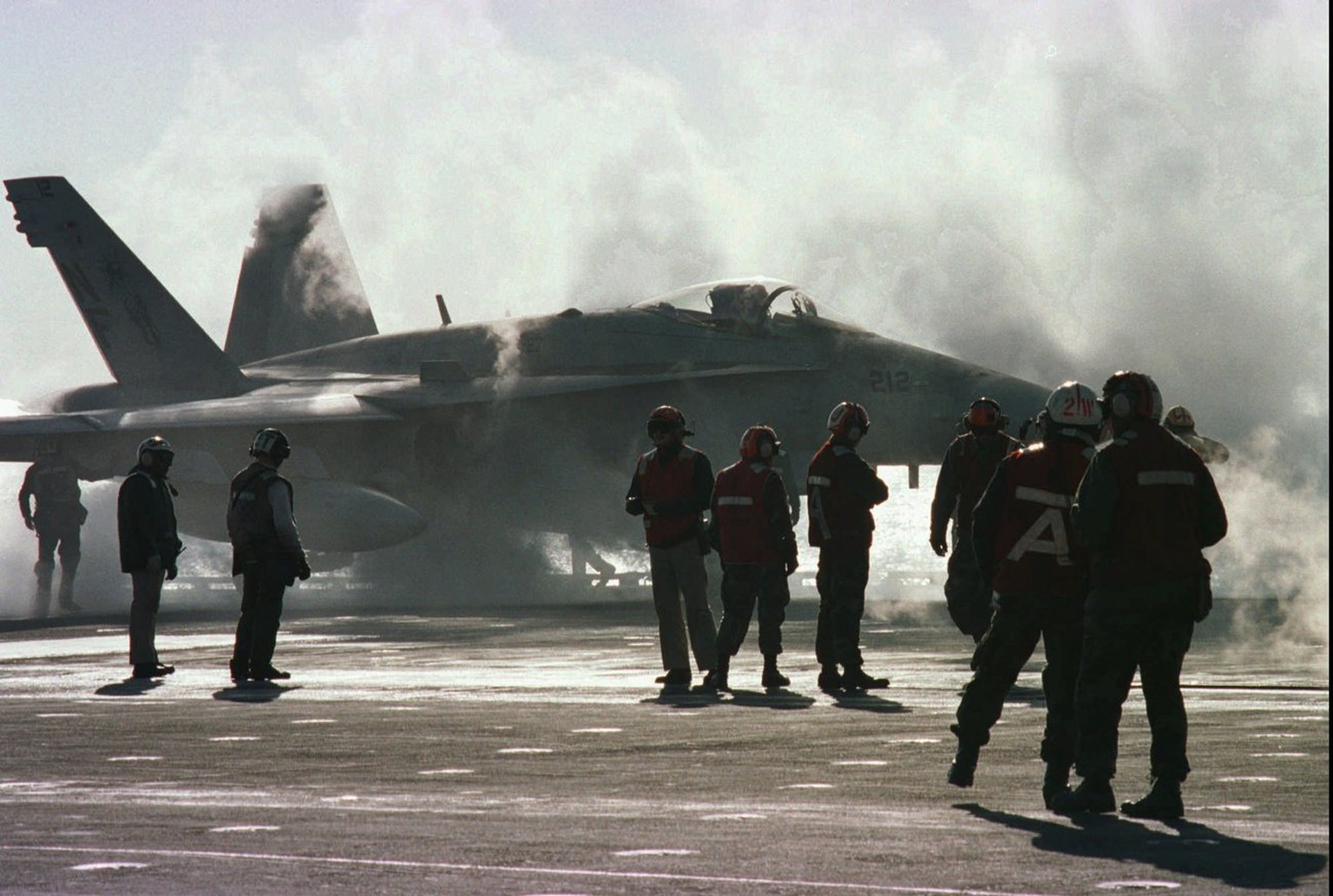 US-Soldaten der Marine an Deck ...