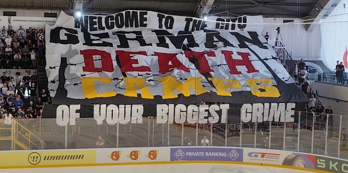 Les fans de l'Unia Oswiecim ont déployé un tifo offensant.