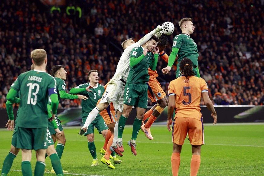 epa12532481 (L-R) Lithuania goalkeeper Edvinas Gertmonas, Edgaras Utkus of Lithuania and Emmanuel Emegha of the Netherlands in action during the FIFA World Cup 2026 UEFA qualifier match between Nether ...