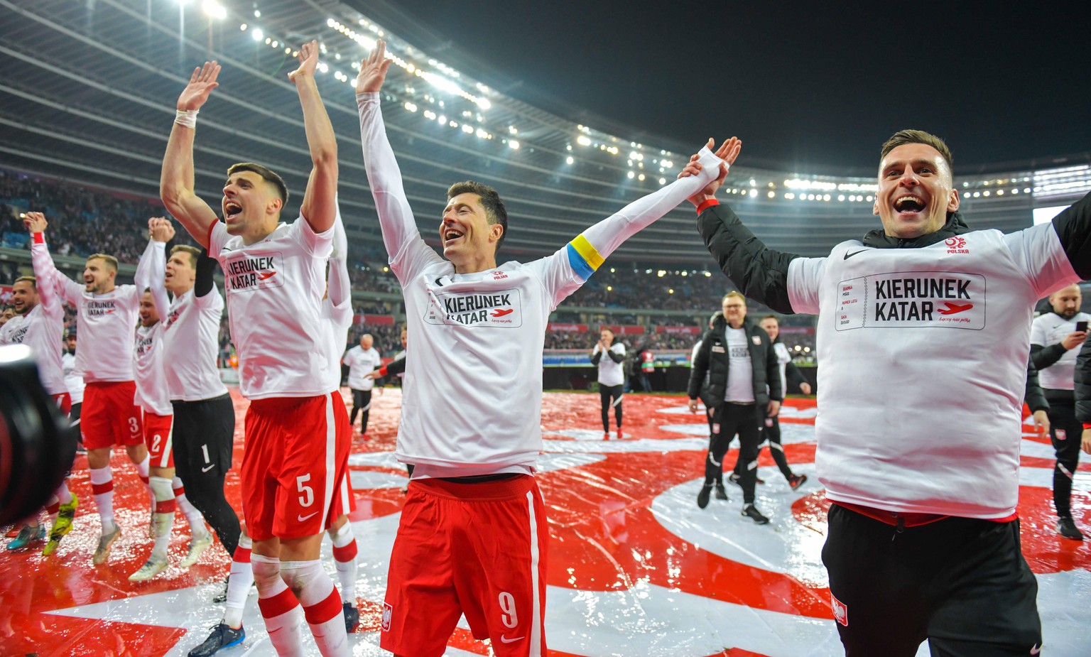 «Richtung Katar» steht auf den Shirts, die sich gestern Polen-Captain Robert Lewandowski und seine Kollegen überstreifen durften.