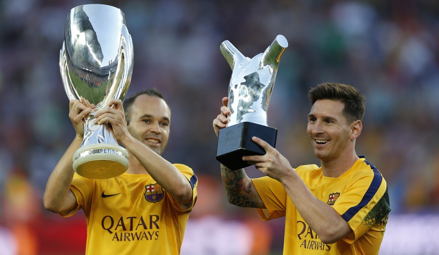 Die Krüüüge hoch: Iniesta mit dem UEFA-Supercup, Messi mit der Auszeichnung zu Europas Fussballer des Jahres.