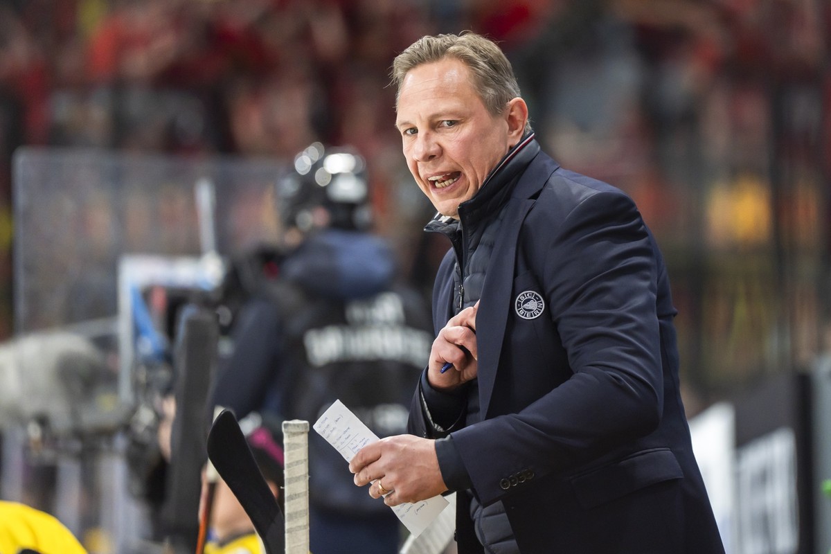 Head Coach Jussi Tapola (SCB) im sechsten Eishockey Playoff Viertelfinalspiel der National League zwischen dem HC Fribourg-Gotteron und dem SC Bern, am Montag, 24. Maerz 2025 in der BCF-Arena in Freib ...