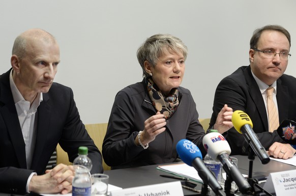 Frank Urbaniok, links, Gutachter im Strafverfahren, Jacqueline Fehr, Mitte, Vorsteherin der Direktion der Justiz und des Innern und Rolf Bieri, rechts, Aufsicht KESB Gemeindeamt an der Medienkonferenz ...