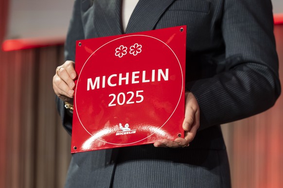 La plaque "Michelin 2025" photographiee lors de la ceremonie pour l'annonce de la selection des restaurants 2025 par le guide Michelin Suisse, ce lundi, 20 octobre 2025 a l'Ecole H ...