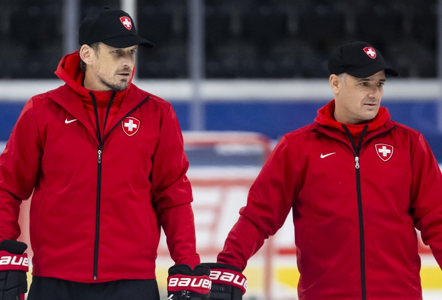 Head Coach Patrick Fischer, links, und Assistant Coach Jan Cadieux, rechts, beim Training der Schweizer Eishockey-Nationalmannschaft vor der Euro Hockey Tour, am Mittwoch, 10. Dezember 2025 in der Swi ...