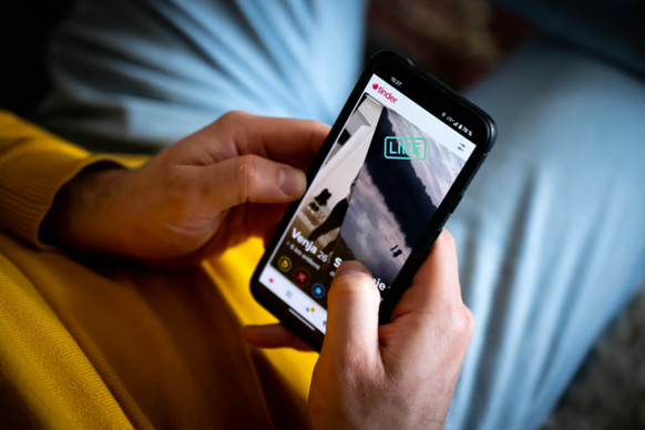 Weit verbreitet, aber auch stark kritisiert: Die Dating-App Tinder.