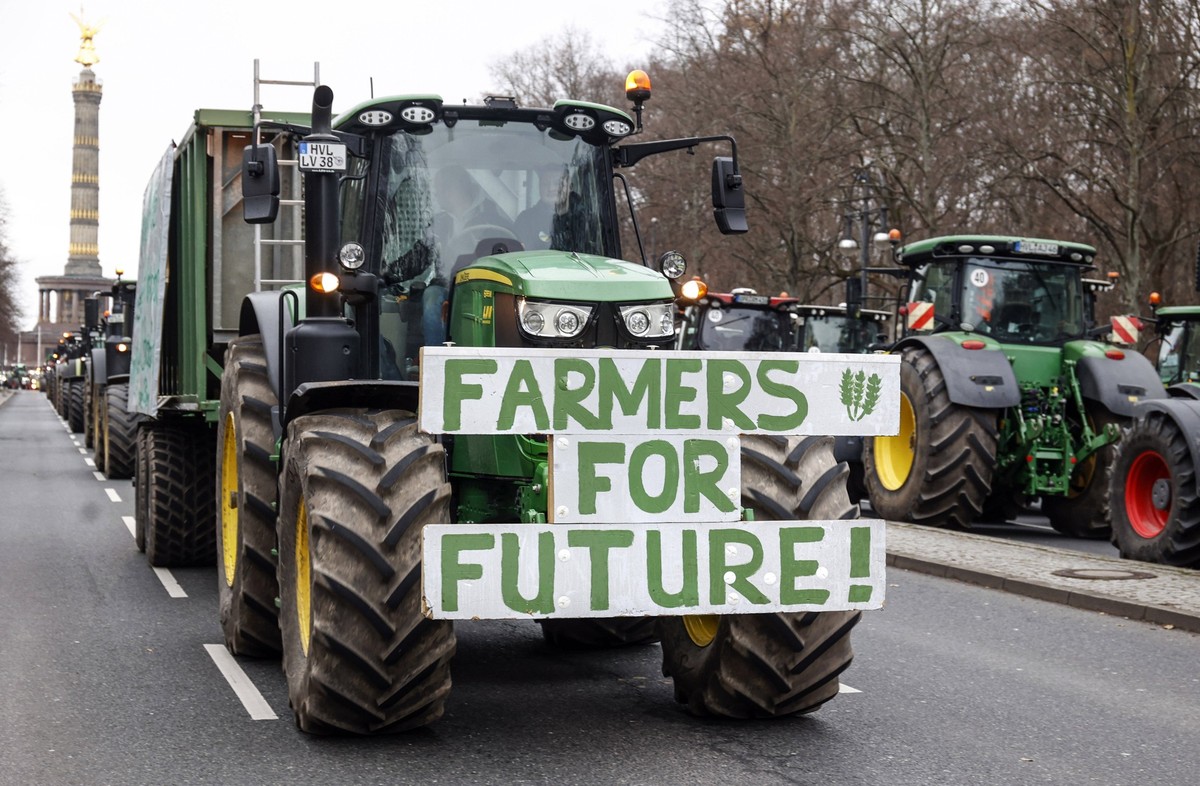 Bauern Demo Berlin, 18.12.2023 - Bauern Demonstration , Landwirte mit ihren Traktoren protestieren gegen Streichung der Steuerentlastung fuer Agrardiesel. Berlin Berlin Deutschland *** Farmers demonst ...