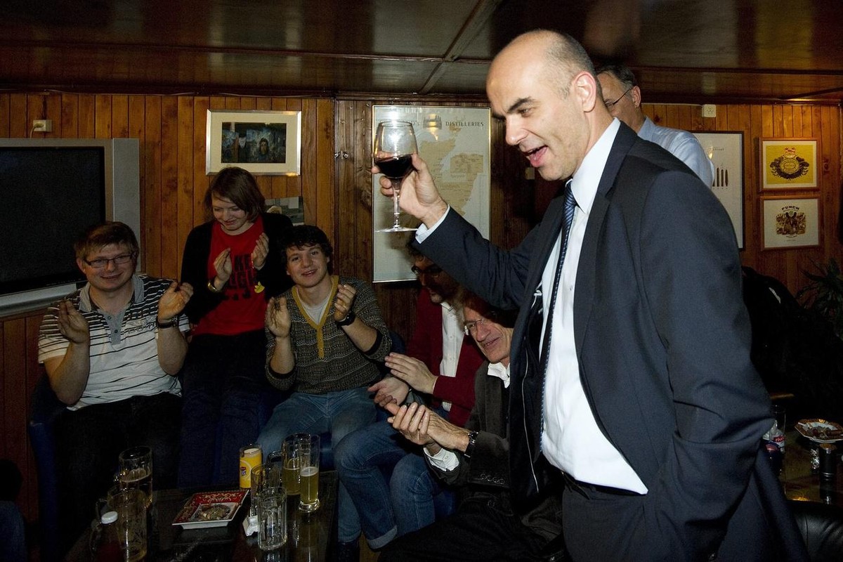 Alain Berset le nouveau Conseiller Federal est fete par ses proches ce mercredi 14 decembre 2011 au restaurant XIII Cantons dans sa commune de Belfaux dans le canton de Fribourg. (KEYSTONE/Jean-Christ ...
