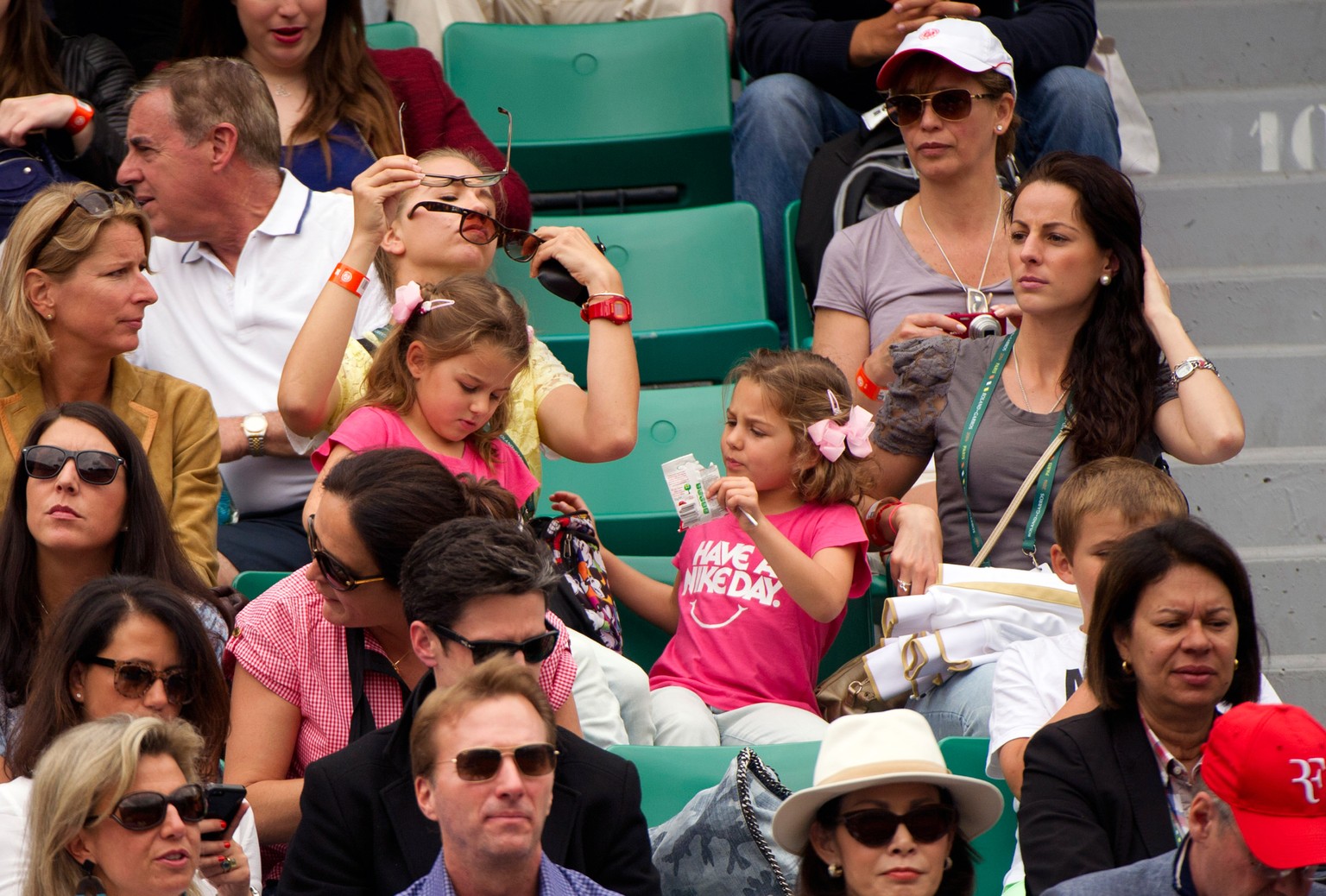 Familie, Teil 2: Die erstgeborenen Zwillinge Myla und Charlene - ihre Brüderchen müssen sich bis zum Stadionbesuch noch etwas gedulden.