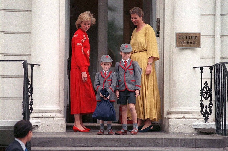 Info - Le prince George intÈgrera une nouvelle Ècole ‡ la rentrÈe o˘ son pËre William et son oncle Harry ont ÈtÈ scolarisÈs - ARCHIVES - LA PRINCESSE LADY DIANA ACCOMPAGNE SES FILS LES PRINCES WILLIAM ...