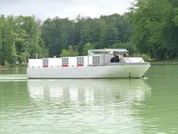 Miniatur-Boote im Schiffhandling-Trainingsgelände von Port Revel.