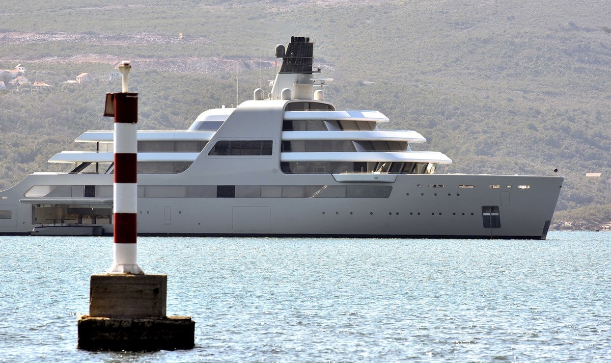 Le superyacht «Solaris» de l'oligarque russe Roman Abramovitch au large de Tivat, Monténégro.