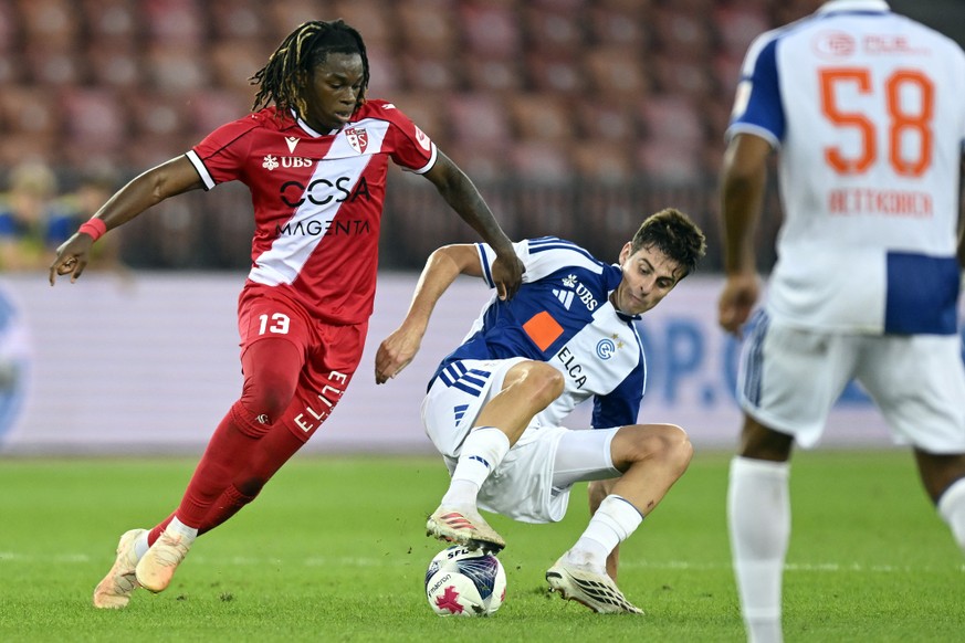 Der Grasshopper Manex Guibelalde, rechts, gegen von Sions Winsley Boteli, links, beim Fussballspiel der Super League Grasshopper Club Zuerich gegen den FC Sion im Stadion Letzigrund in Zuerich am Dien ...