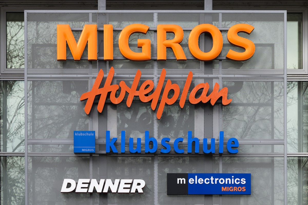 Logos der Migros, von Hotelplan, Klubschule, Denner und Melectronics am Migros Hauptsitz am Limmatplatz, aufgenommen am Freitag, 2. Februar 2024 in Zuerich. Der Detailhandelskonzern sucht neue Besitze ...