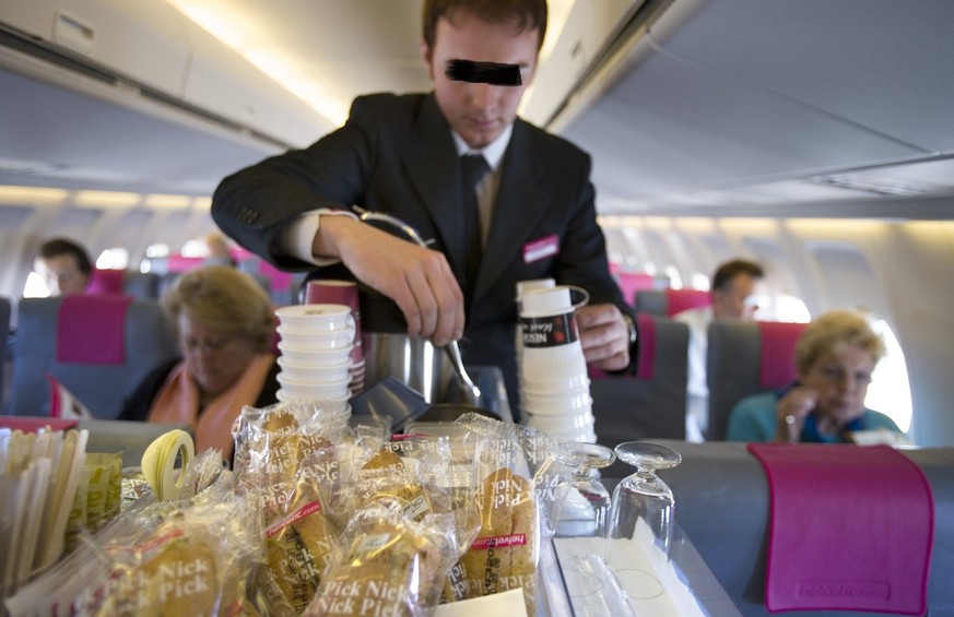 Hanspeter G. beim Ausschenken von Tomatensaft, den am Boden kein Passagier je freiwillig trinken würde.&nbsp;