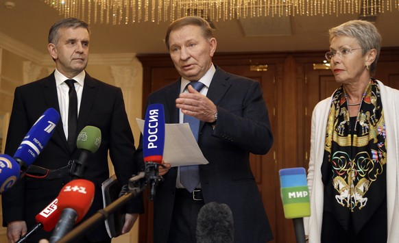 Der russische Botschafter in der Ukraine, Michail Surabow, der ehemalige ukrainische Präsident Leonid Kuchma und die OSZE-Gesandte Heidi Tagliavini treten nach Friedensgesprächen in Minsk vor die Pres ...