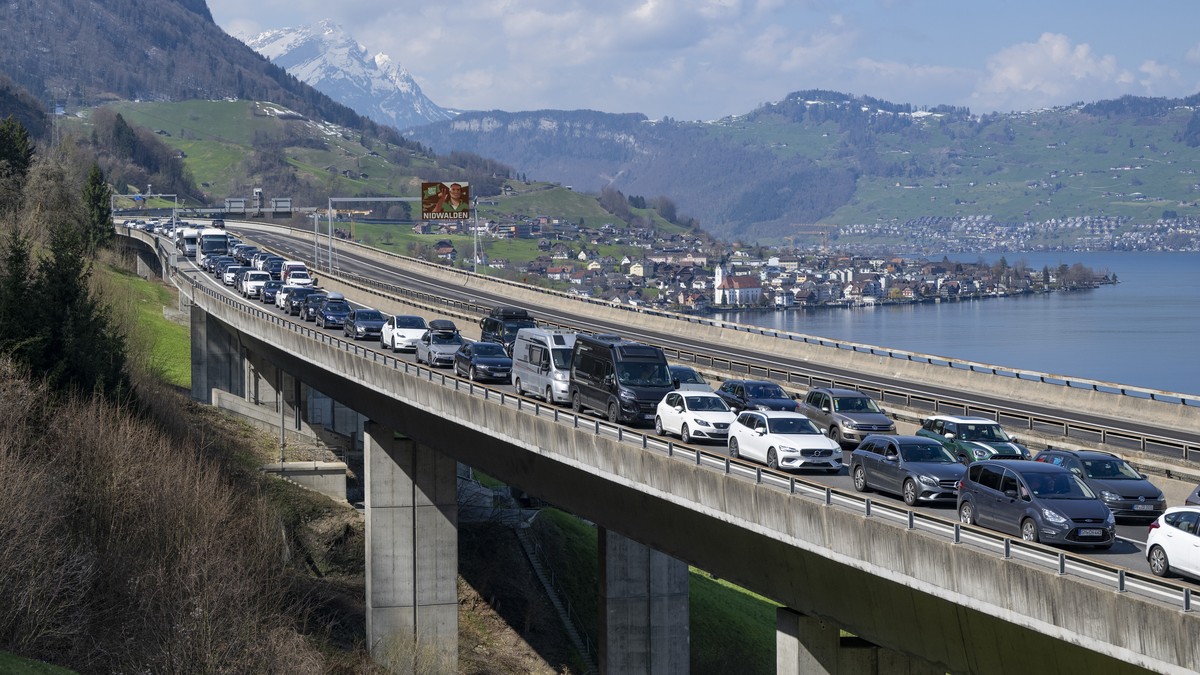A2-bei-Beckenried-f-r-Ferienverkehr-tempor-r-zweispurig-befahrbar