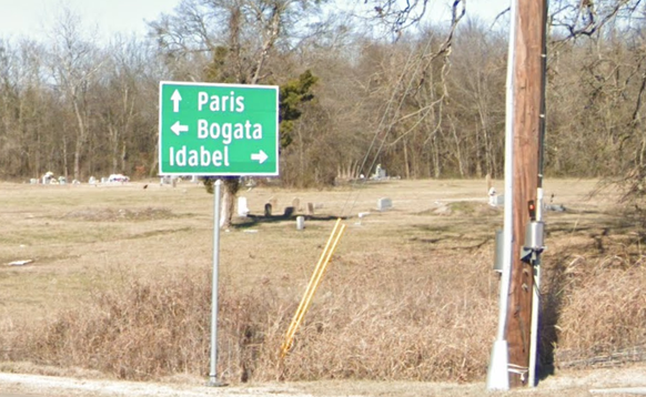 Ein Strassenschild/Wegweiser, welches den Weg nach Paris (Kentucky) anzeigt.