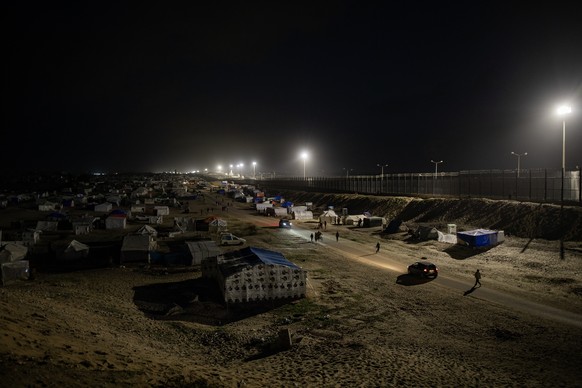 epa11185117 Displaced Palestinians set up camp near the border separating the Gaza Strip and Egypt, in the city of Rafah, in the southern Gaza Strip 27 February 2024. Since 07 October 2023, up to 1.9  ...