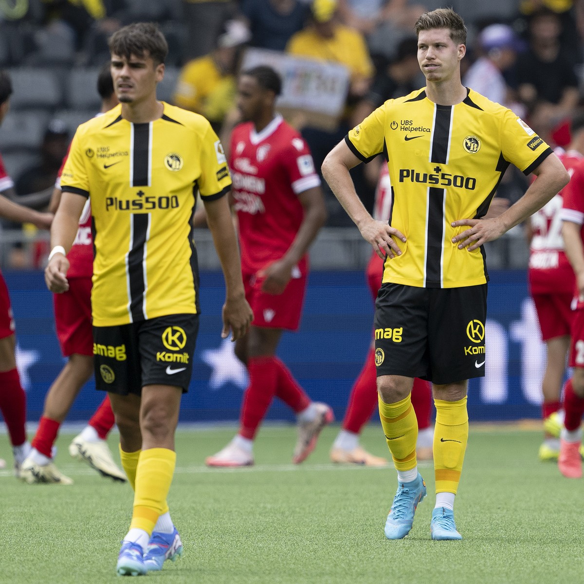 YBs Donat Rrudhani, links, und Cedric Itten sind enttaeuscht im Fussball Meisterschaftsspiel der Super League zwischen den Berner Young Boys und dem FC Sion, am Sonntag, 21. Juli 2024, im Wankdorf Sta ...