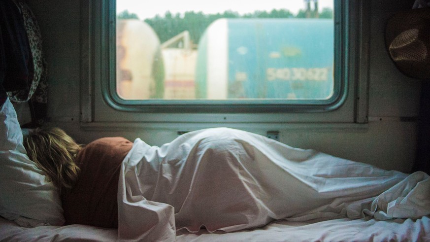Eine Frau schläft in einem Nachtzug (Symbolbild).