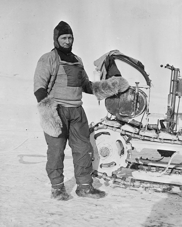 William Lashly mit seinem Motorschlitten, den er bald darauf schon wieder aufgeben musste.