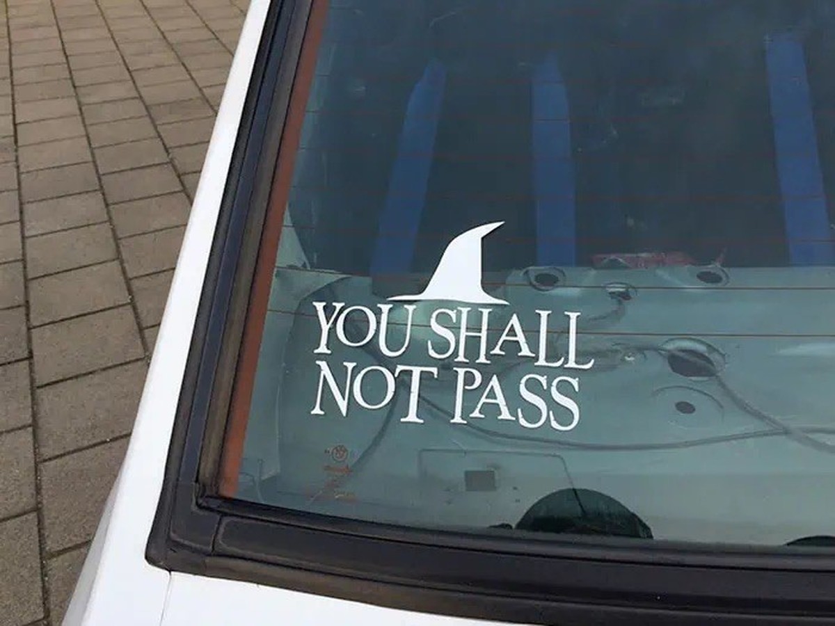 Okay bei diesen Autoaufklebern mussten wir lachen. 
https://pleated-jeans.com/2024/09/18/hilarious-bumper-stickers/