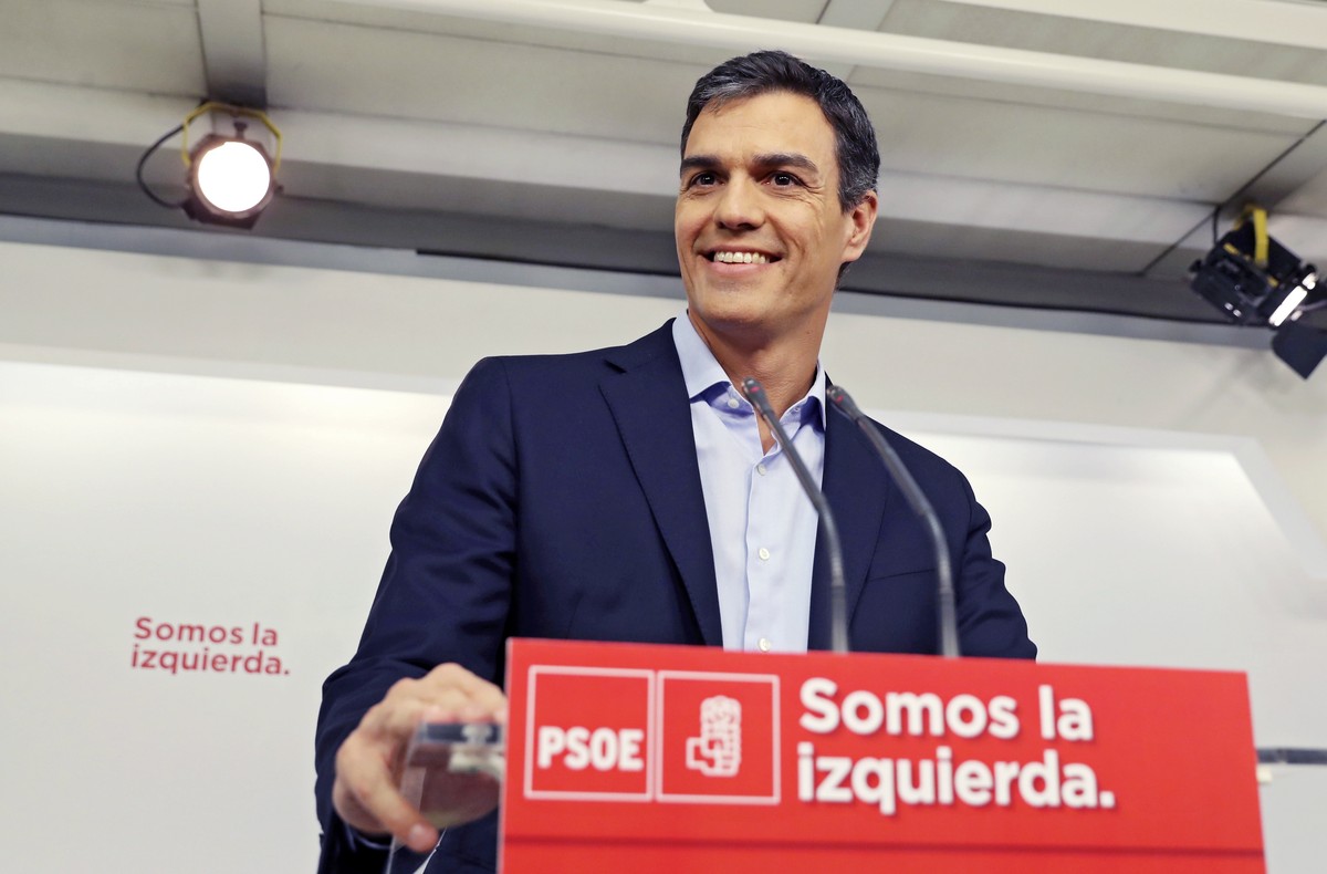 epa06777455 (FILE) - Spanish Socialist Party (PSOE) leader Pedro Sanchez smiles during a press conference after his meeting with Spain's King Felipe VI (not pictured) at the headquarters of the p ...