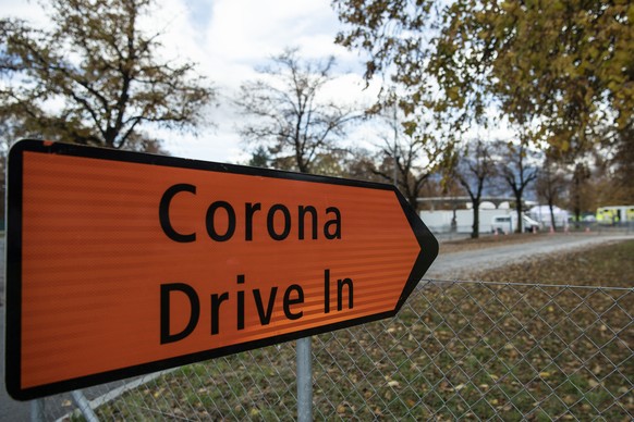 Eine Hinweistafel beim Corona Drive In Testcenter, am Mittwoch, 28. Oktober 2020, in Thun. (KEYSTONE/Peter Schneider)