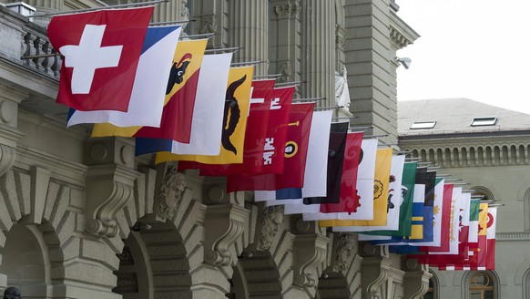 Kantonswappen haengen am Bundeshaus aus Anlass des Staatsbesuchs des Franzoesischen Praesidenten Francois Hollande, am Dienstag, 14. April 2015, in Bern. (KEYSTONE/Lukas Lehmann)
