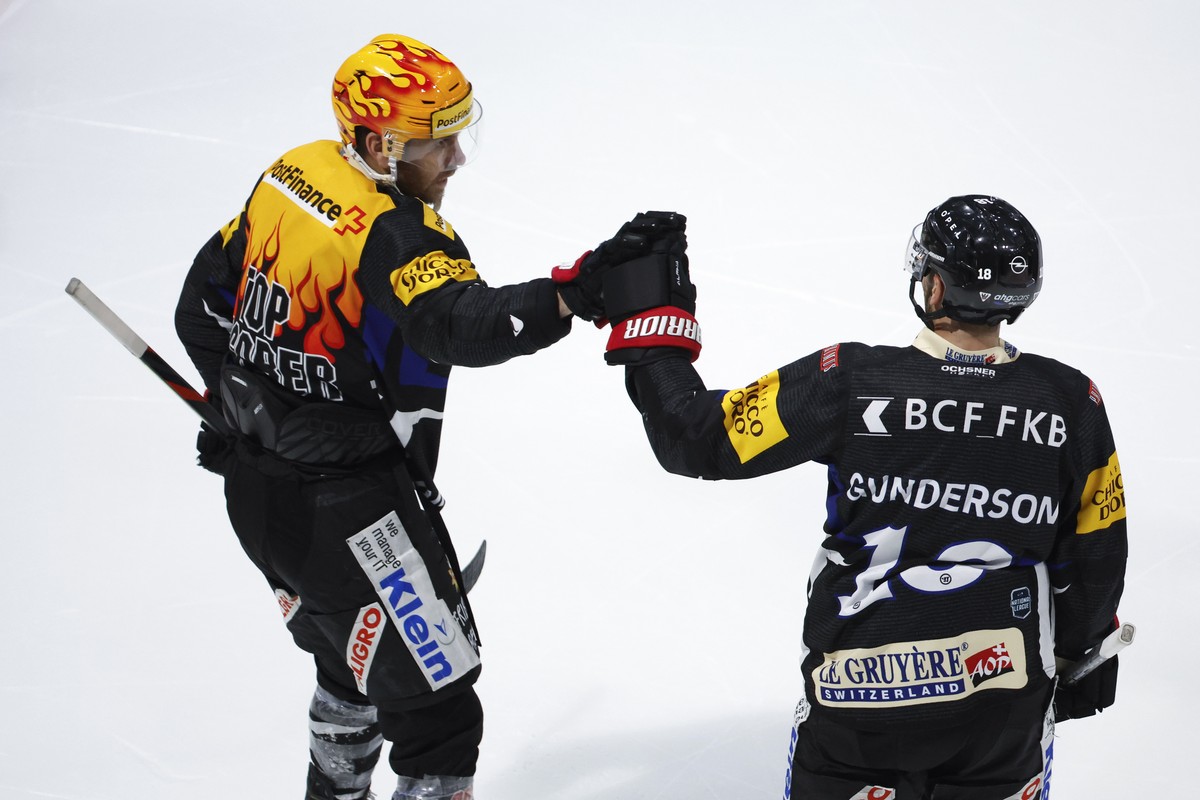 Gotterons Ryan Gunderson, rechts, jubelt mit Gotterons PostFinance Top Scorer Christopher DiDomenico nach dem Tor zum 2-1, im Eishockey Meisterschaftsspiel der National League zwischen dem HC Fribourg ...