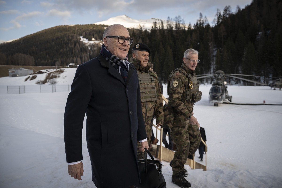 epa12661831 (L-R) Switzerland's Minister for Defense, Civil Protection and Sport Martin Pfister, Chief of the armed forces Benedikt Roos, and Division Commander Maurizio Dattrino arrive for a vis ...
