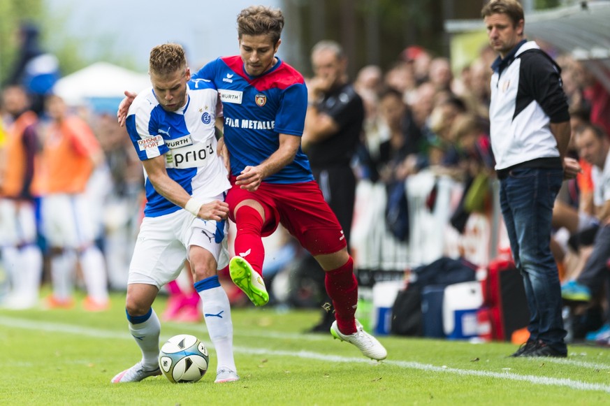 Yoric Ravet von den Grasshoppers, links, und Dalibor Stojanov, vom SC Cham, rechts, im Fussball Cup Spiel der ersten Runde zwischen dem SC Cham und dem Grasshopper Club Zuerich, am Sonntag, 16. August ...
