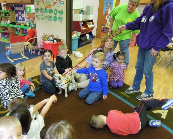 Xander beim Besuch eines Kindergartens.