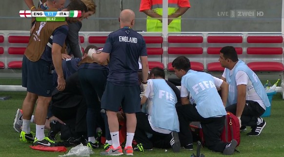 Bei der Jubel-Verletzung von Englands Physio steht Dani Kern im Schilf.&nbsp;