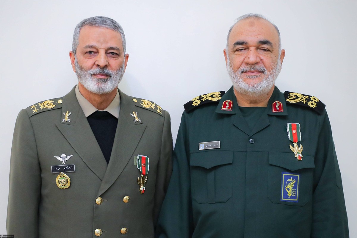 Abdolrahim Mousavi (gauche) en 2024, avec Hossein Salami.