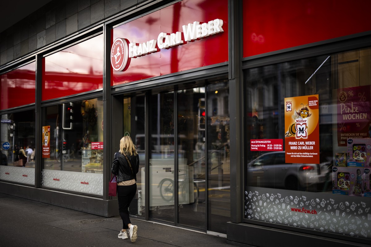 Eine Frau geht am Hauptgeschaeft des Spielwarenhaendlers Franz Carl Weber (FCW) am Zuercher Bahnhofplatz vorbei, am Dienstag, 2. April 2024 in Zuerich. Auf Plakaten in den Schaufenster des Franz Carl  ...