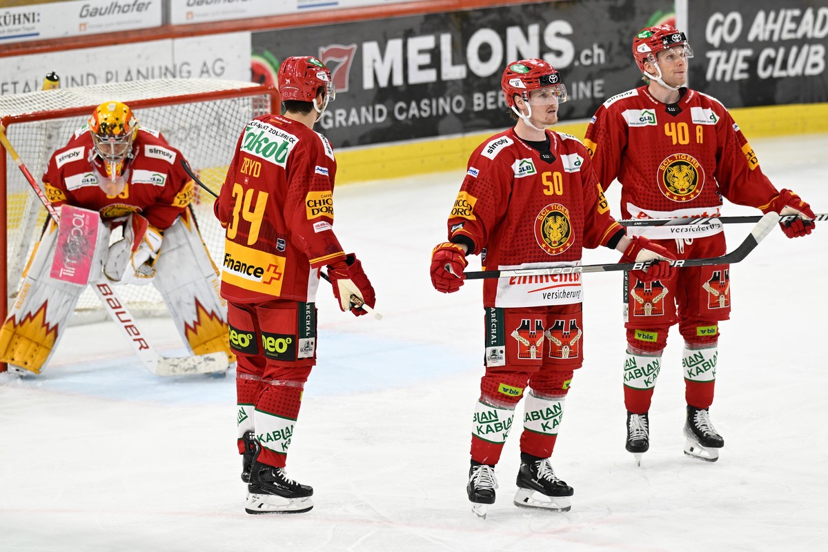 Tigers Goalie Luca Boltshauser, Miro Zryd, Juuso Riikola, Flavio Schmutz, von links, nach dem 0:1 beim Eishockey-Qualifikationsspiel der National League zwischen den SCL Tigers und dem HC Lugano, am S ...
