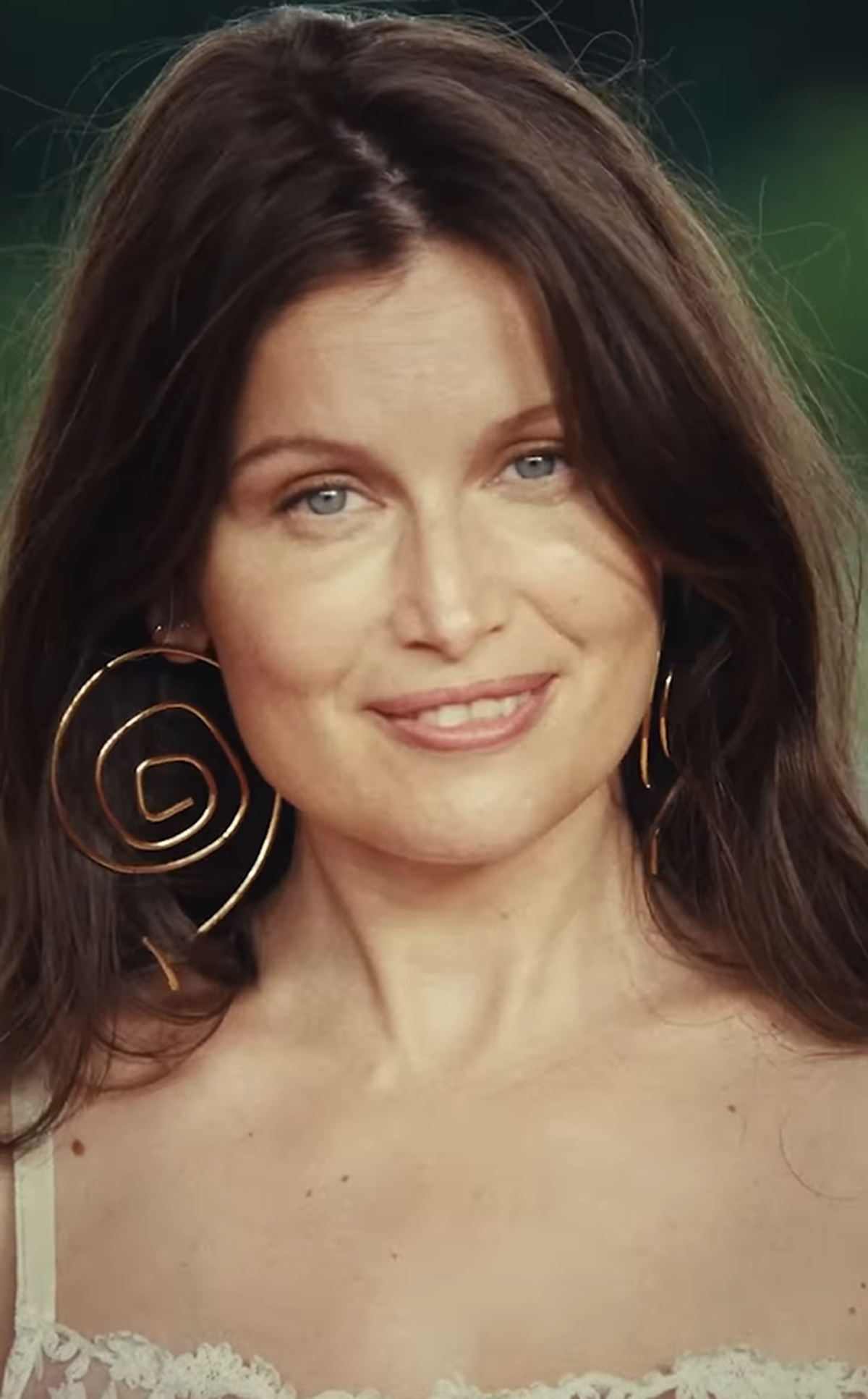 Un bonjour très frenchy pour Leatitia Casta.
