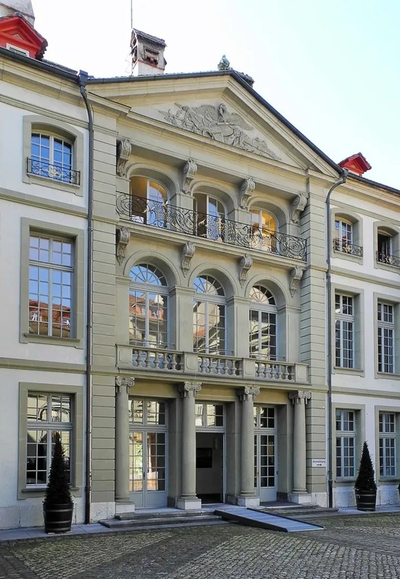 Im Erlacherhof an der Junkerngasse wurde Munition für einen möglichen Umsturz versteckt.
https://commons.wikimedia.org/wiki/File:Bern_Erlacherhof-1.jpg