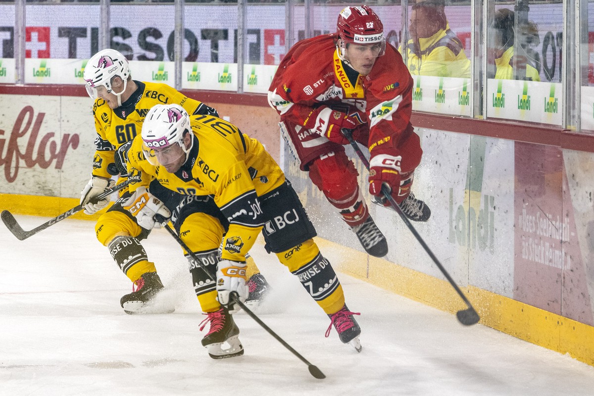 Mark Sever (EHCB), rechts, kaempft um den Puck mit Kevin Fey (HCA) im Spiel der Eishockey National League zwischen EHC Biel-Bienne, EHCB, und HC Ajoie, HCA, vom Freitag, 16. Oktober 2026 in Tissot Are ...