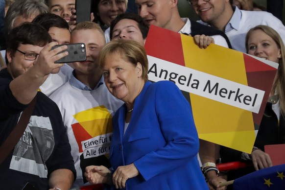 epa06181643 German Chancellor Angela Merkel (C) poses for a selfie photo during her arrival to the TV debate with Martin Schulz, Chancellor candidate and leader of the Social Democartic Party (SPD), i ...