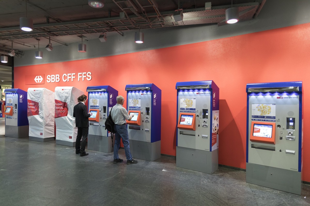 [Staged Picture] A man purchases a ticket at a Swiss Federal Railways vendig machine at Bern railway station, in Berne, Switzerland, on April 19, 2018. (KEYSTONE/Gaetan Bally) 

[Gestellte Aufnahme] E ...