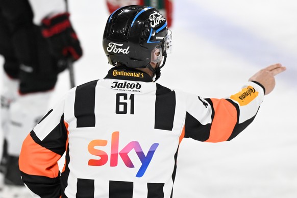 Schiedsrichter Micha Hebeisen beim Eishockey-Qualifikationsspiel der National League, zwischen den SCL Tigers und Lausanne HC, am Sonntag, 30. November 2025, in der Emmental Versicherung Arena in Lang ...