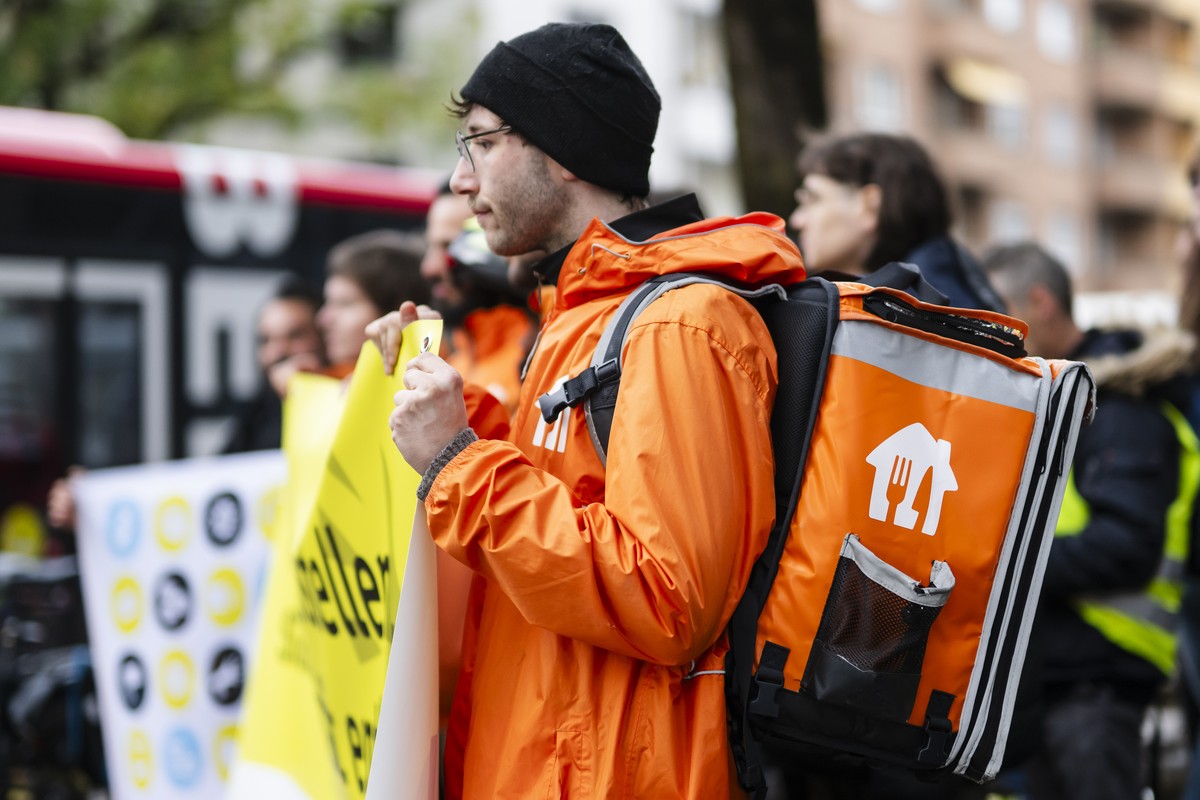 Kuriere demonstrieren vor dem Schweizer Hauptsitz von Just Eat am Manesseplatz gegen die geplanten Massenentlassungen, am Donnerstag, 29. Oktober 2026 in Zuerich. (KEYSTONE/Michael Schmid).