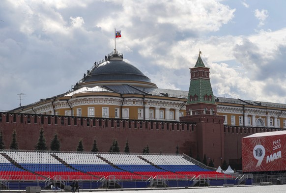 epa10606278 The flag of the President of Russia flatters above his residence in the Moscow Kremlin on the Red square in Moscow, Russia, 03 May 2023. According to the Russian Presidential Press Service ...